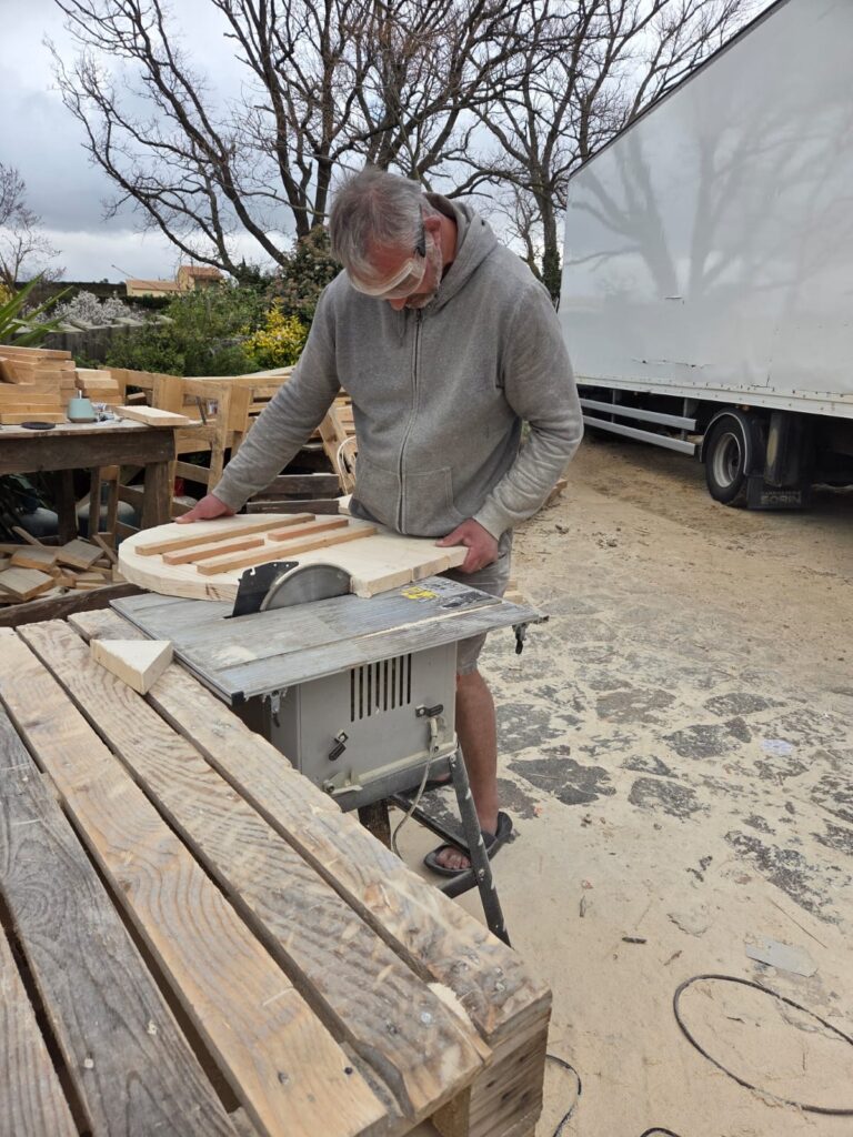 Créa-palettes-fabrication-artisanale-meubles-bois-tables-chaises-bancs-comptoir-mange-debout-tabourets-aude