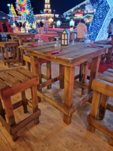 mange debout et tabouret haut en bois artisanal