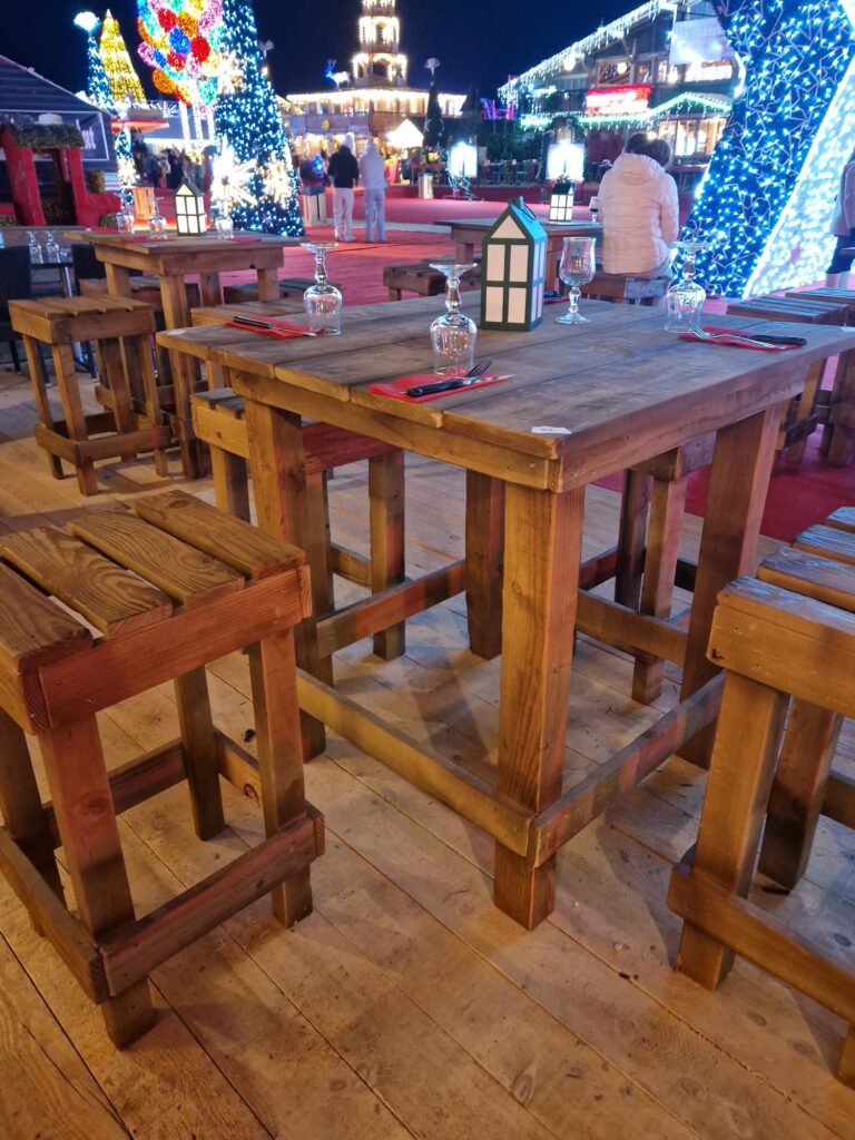 mange debout et tabouret haut en bois artisanal